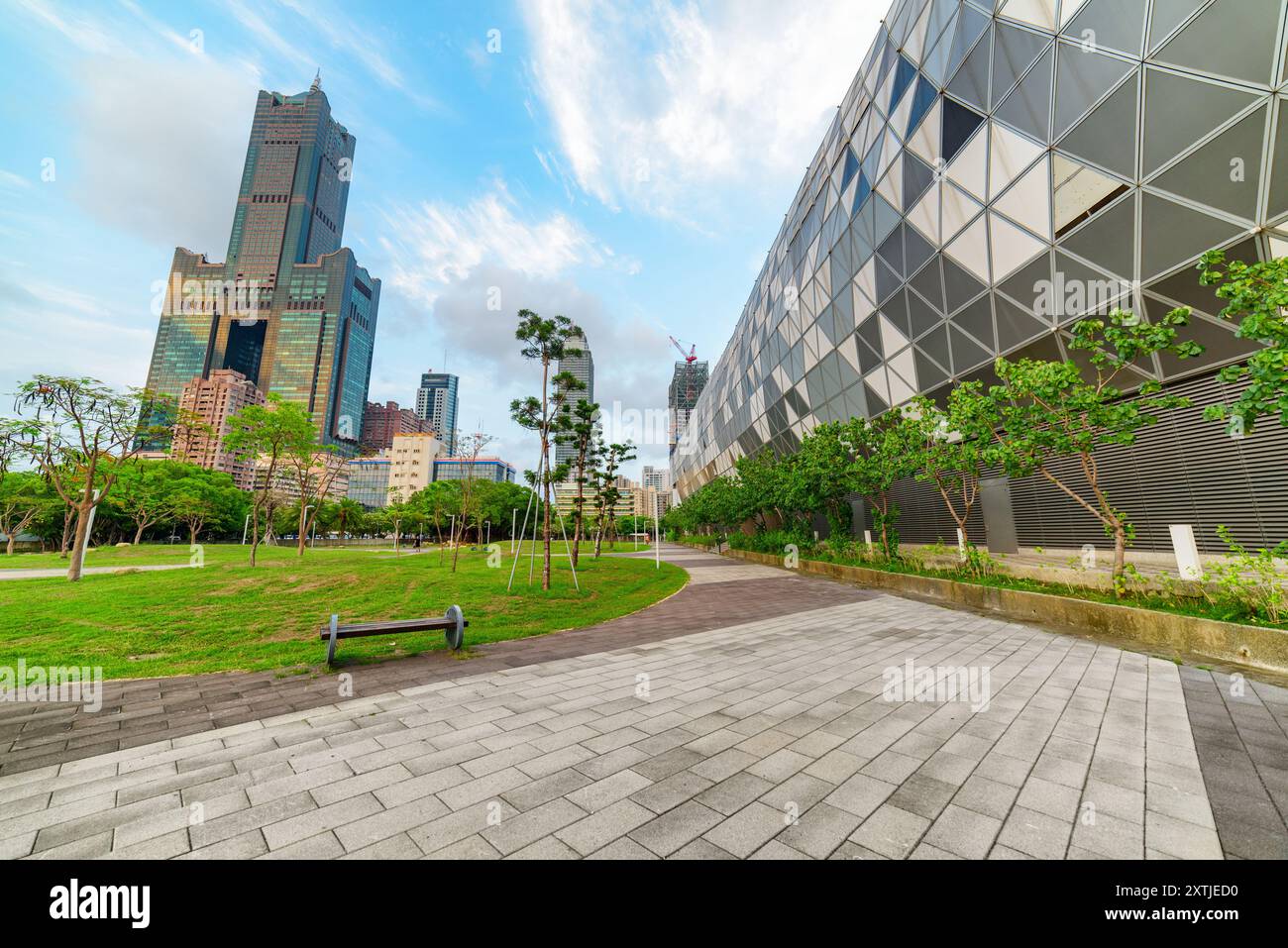 Splendida vista del Singuang Riverside Park e della 85 Sky Tower Foto Stock