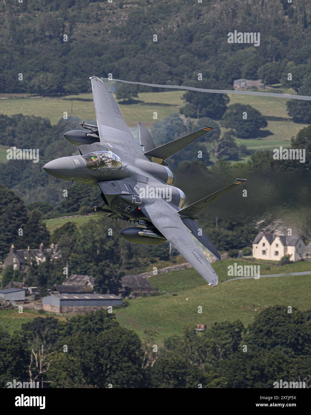 Pilota di caccia donna su un McDonnell Douglas F-15 Eagle attraverso il Mach Loop Foto Stock