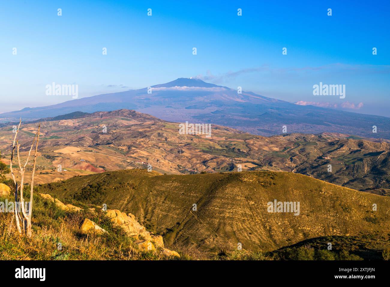 Vista dell'Etna dal Parco dei Nebrodi in Sicilia, Italia. Foto Stock