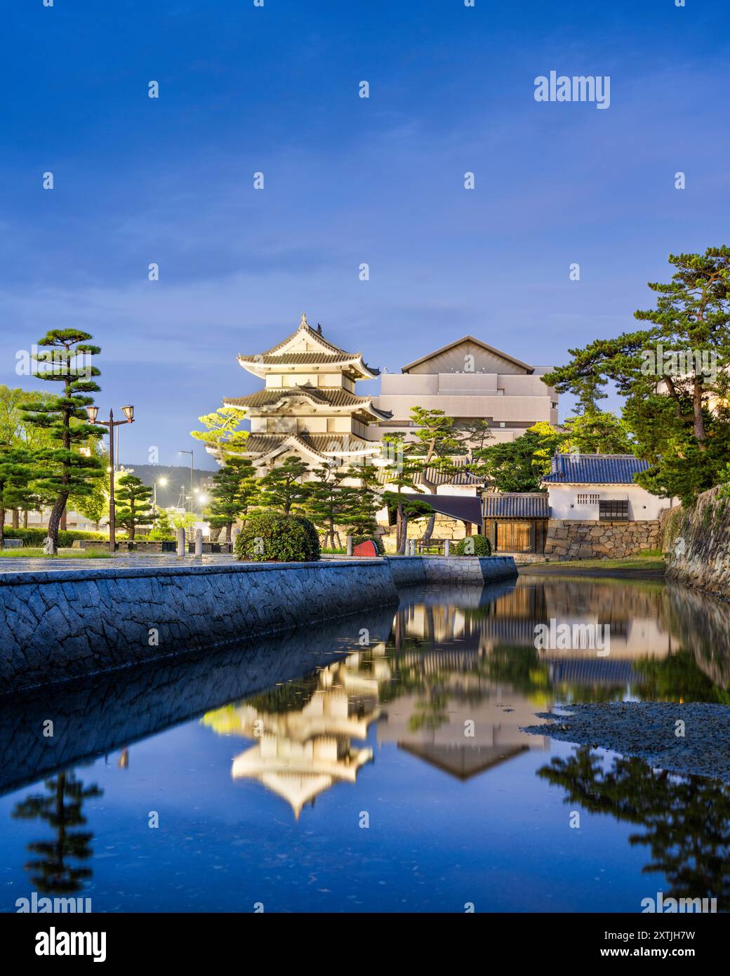 Takamatsu all'angolo del castello di Takamatsu all'ora blu. Foto Stock