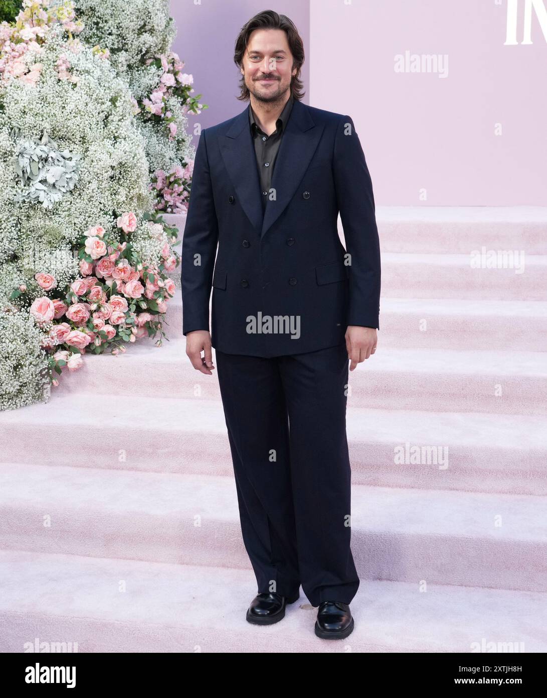 Lucas Bravo arriva alla PREMIERE EMILY IN PARIS di Netflix, stagione 4 parte 1, tenutasi all'Egyptian Theatre di Los Angeles, CA mercoledì 14 agosto 2024. (Foto di Sthanlee B. Mirador/Sipa USA) Foto Stock