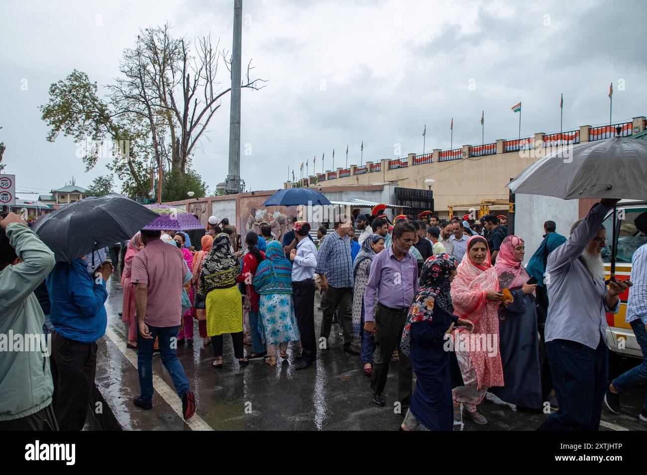 Srinagar, India. 15 agosto 2024. La gente lascia la sede, durante le celebrazioni del 78° giorno dell'indipendenza dell'India. Il 15 agosto commemora ogni anno la libertà dell'India dal dominio coloniale britannico nel 1947. Credito: SOPA Images Limited/Alamy Live News Foto Stock