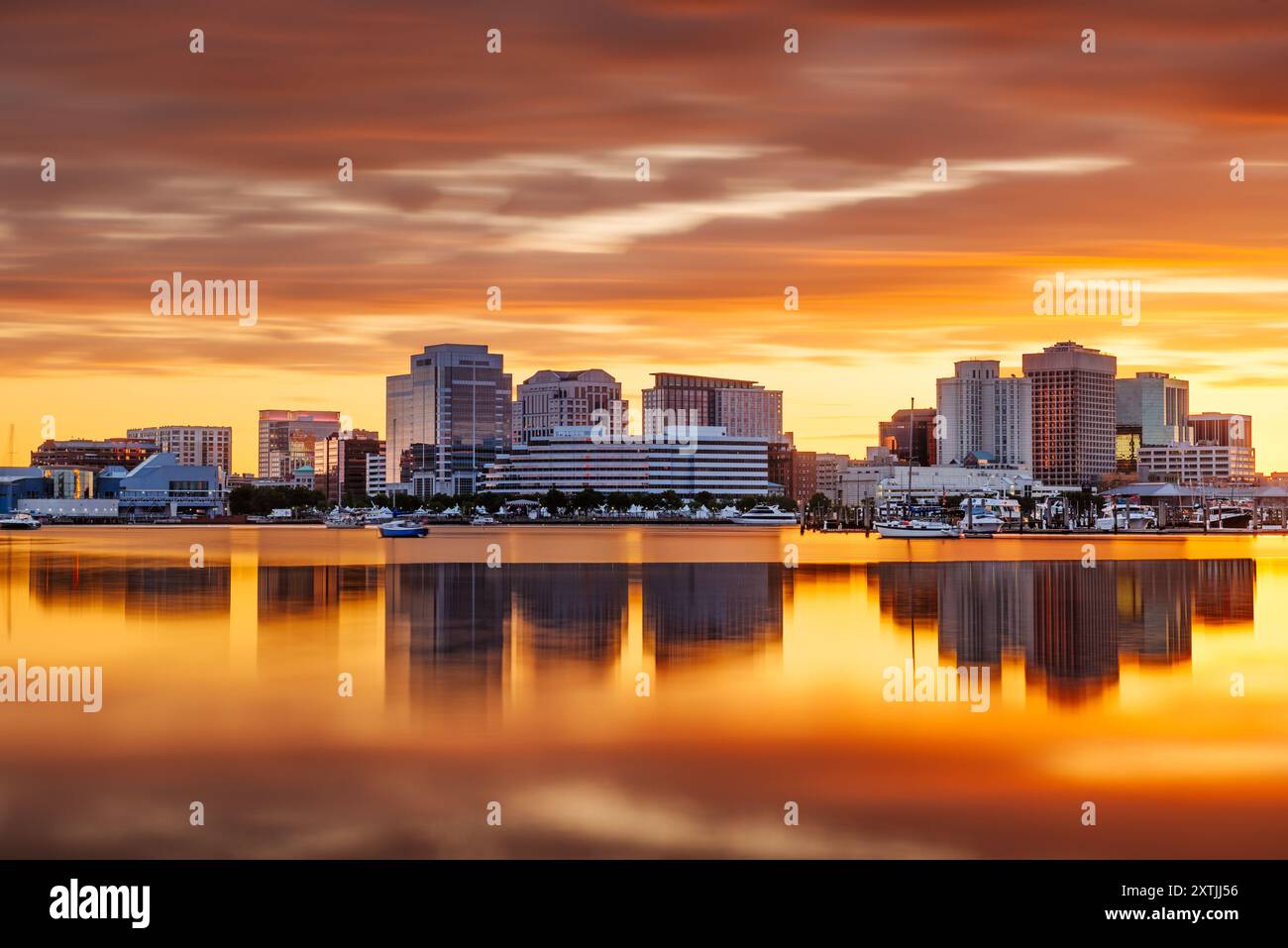 Norfolk, Virginia, USA sulla baia di Chesapeake all'alba. Foto Stock