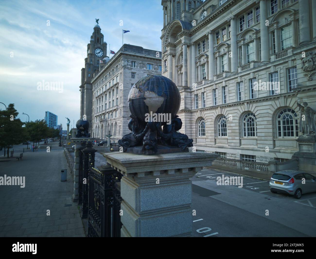 I cancelli d'ingresso principali del Port of Liverpool Building presso il Pier Head Liverpool sono decorati con un globo sostenuto da delfini. Foto Stock