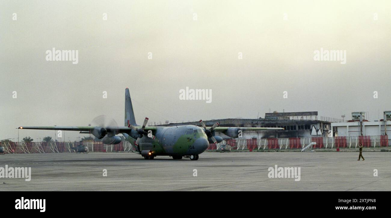 Prima guerra del Golfo: 6 marzo 1991 Un Lockheed C-130H Hercules della Royal New Zealand Air Force rullò all'aeroporto internazionale del Kuwait, poco dopo l'atterraggio. Foto Stock