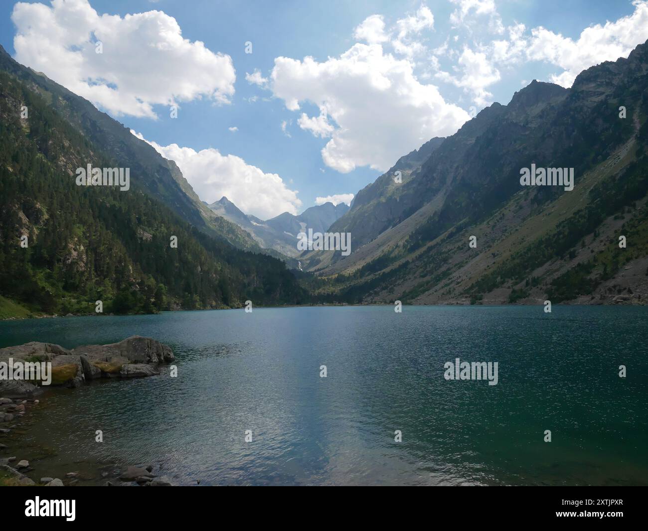 Una vista del Lac de Gaube nel Parco Nazionale dei Pirenei nel sud-ovest della Francia Foto Stock