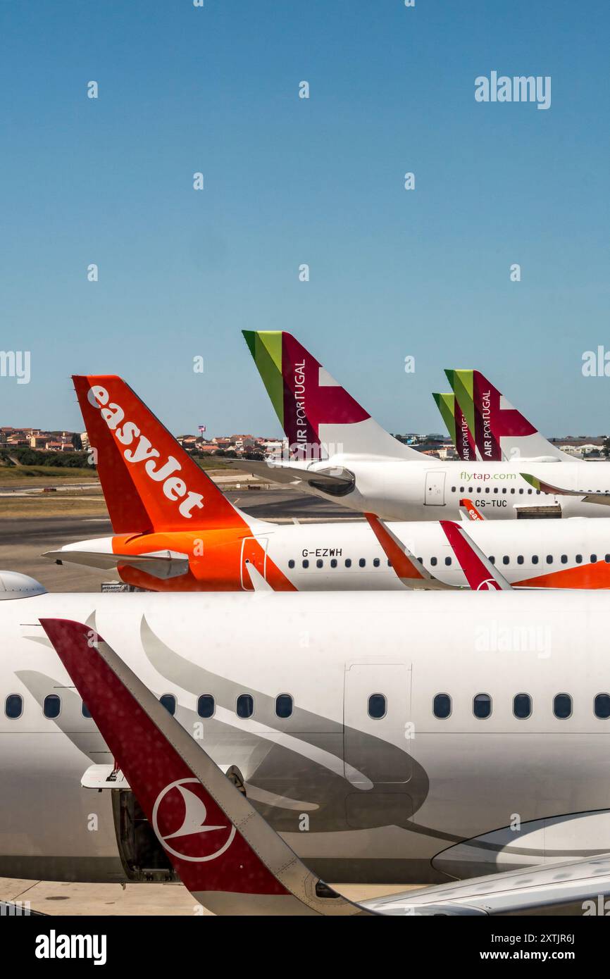 Gli aeromobili sono allineati fuori dal terminal passeggeri principale dell'aeroporto di Lisbona (aeroporto Humberto Delgado), Portogallo Foto Stock