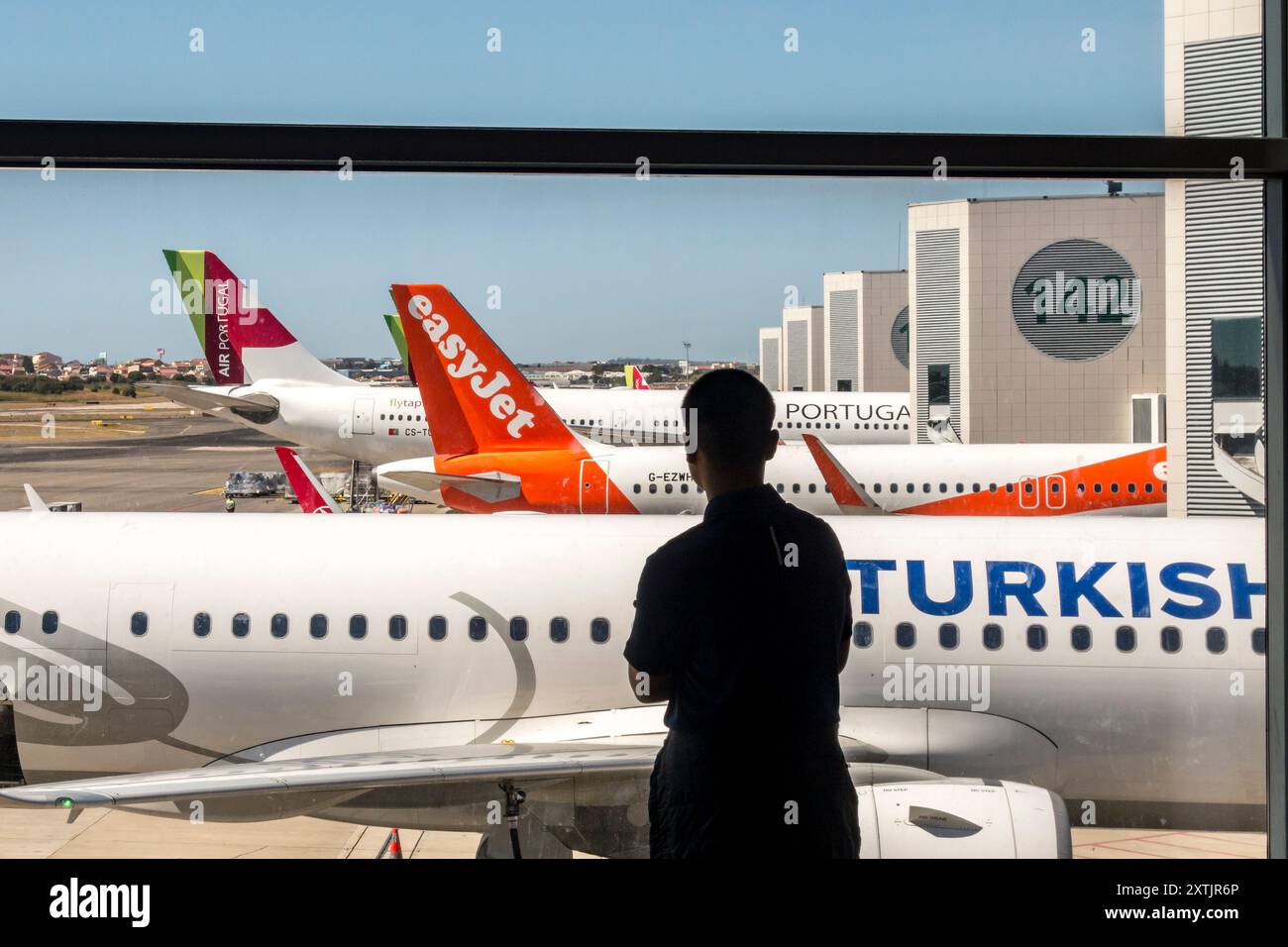 Gli aeromobili sono allineati fuori dal terminal passeggeri principale dell'aeroporto di Lisbona (aeroporto Humberto Delgado), Portogallo Foto Stock