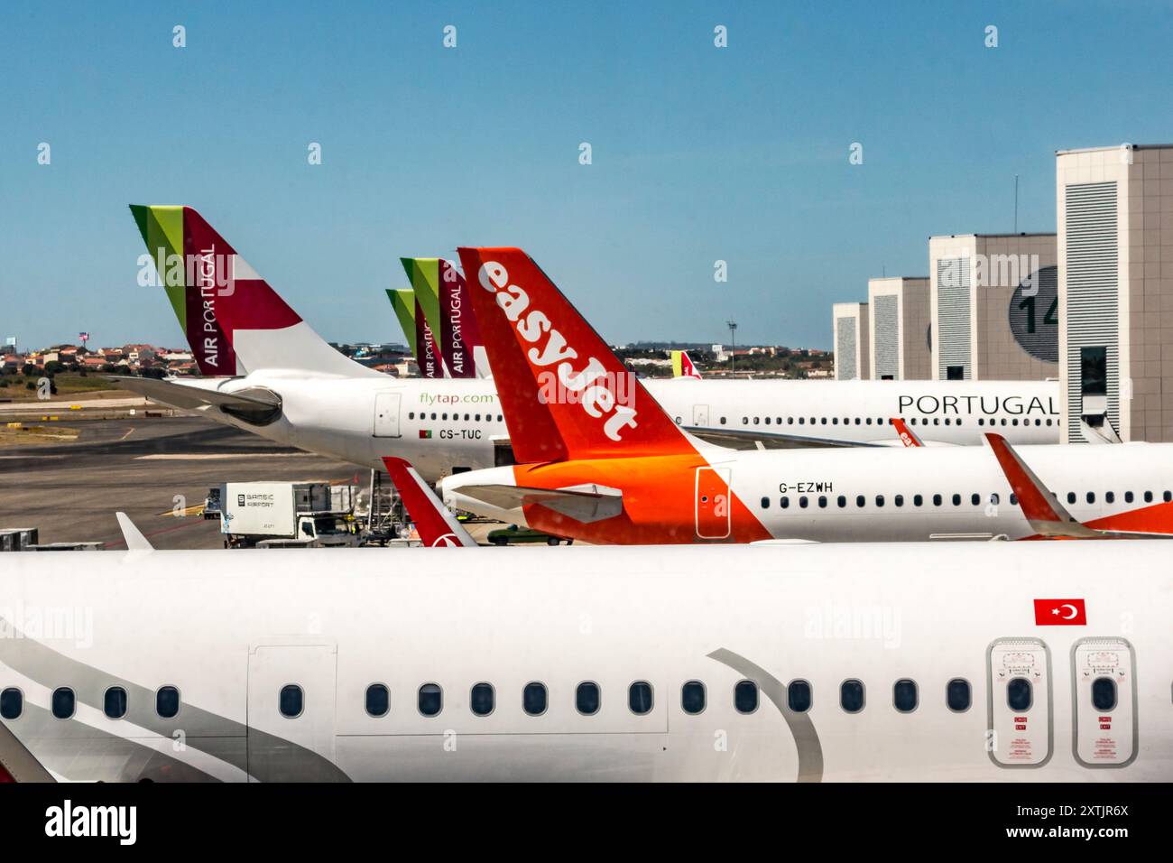 Gli aeromobili sono allineati fuori dal terminal passeggeri principale dell'aeroporto di Lisbona (aeroporto Humberto Delgado), Portogallo Foto Stock
