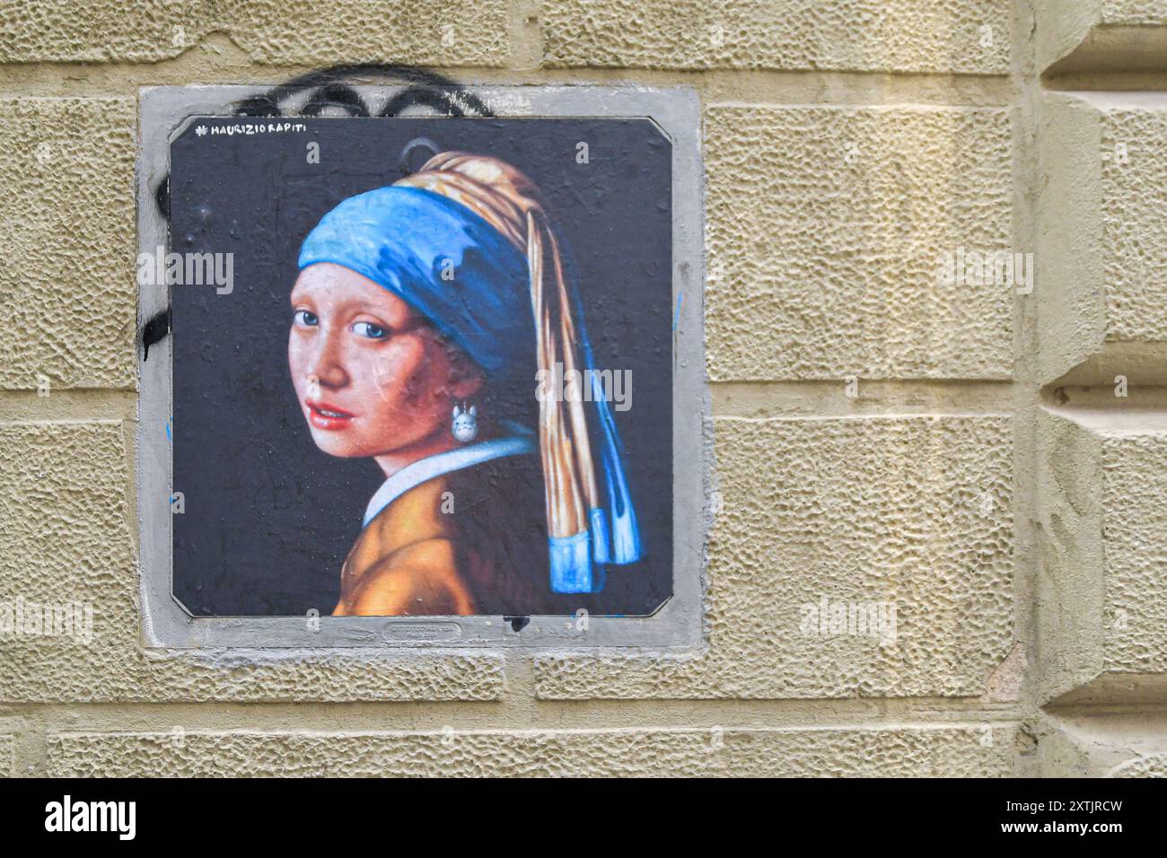 Reinterpretazione di Girl with a Pearl Earring (Vermeer) dello Street artist Maurizio Rapiti, nella zona Oltrarno di Firenze, Toscana, Italia Foto Stock