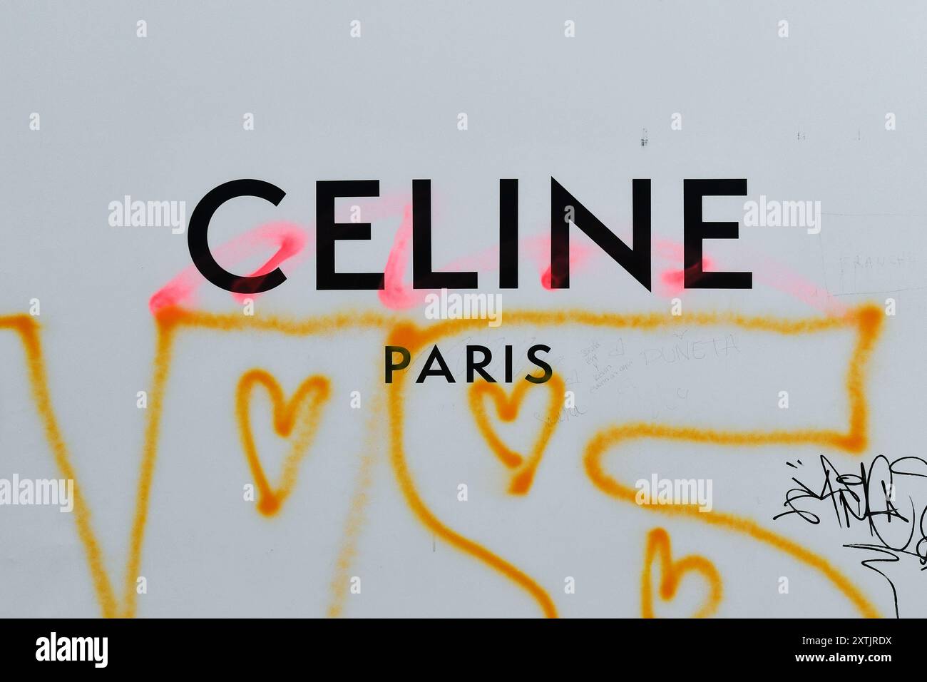 Pannello all'ingresso della boutique di alta moda Celine, ricoperta di graffiti durante la ristrutturazione, via de' Tornabuoni, Firenze, Toscana, Italia Foto Stock