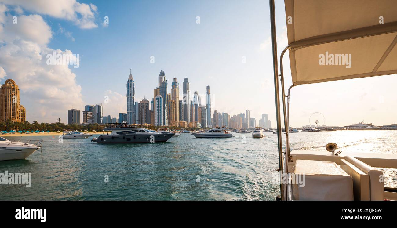 Giro in barca attraverso Dubai Marina, dove lo scintillante paesaggio urbano del centro di Dubai incontra la sontuosa esposizione di numerosi yacht lungo la costa Foto Stock