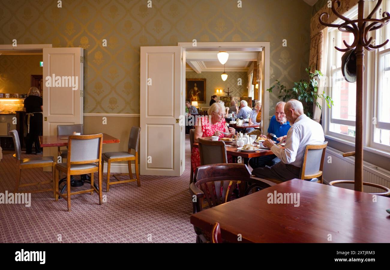 Interno della tradizionale sala da tè al piano superiore di Botham a Whitby, North Yorkshire Foto Stock