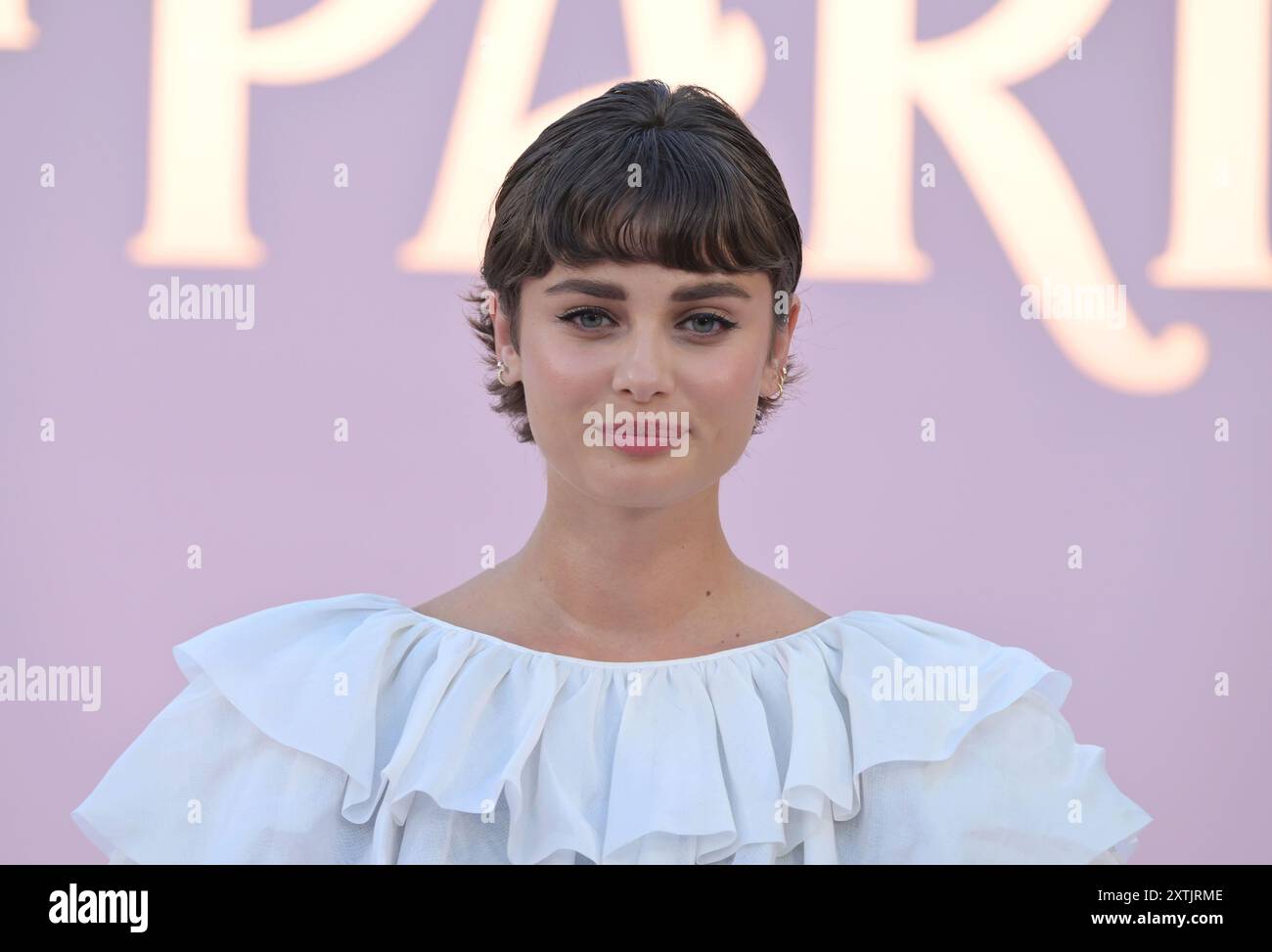 LOS ANGELES, CALIFORNIA - 14 AGOSTO: Taylor Hill partecipa alla premiere della quarta parte 1 di Netflix "Emily in Paris" all'Egyptian Theatre di Hollywood Foto Stock