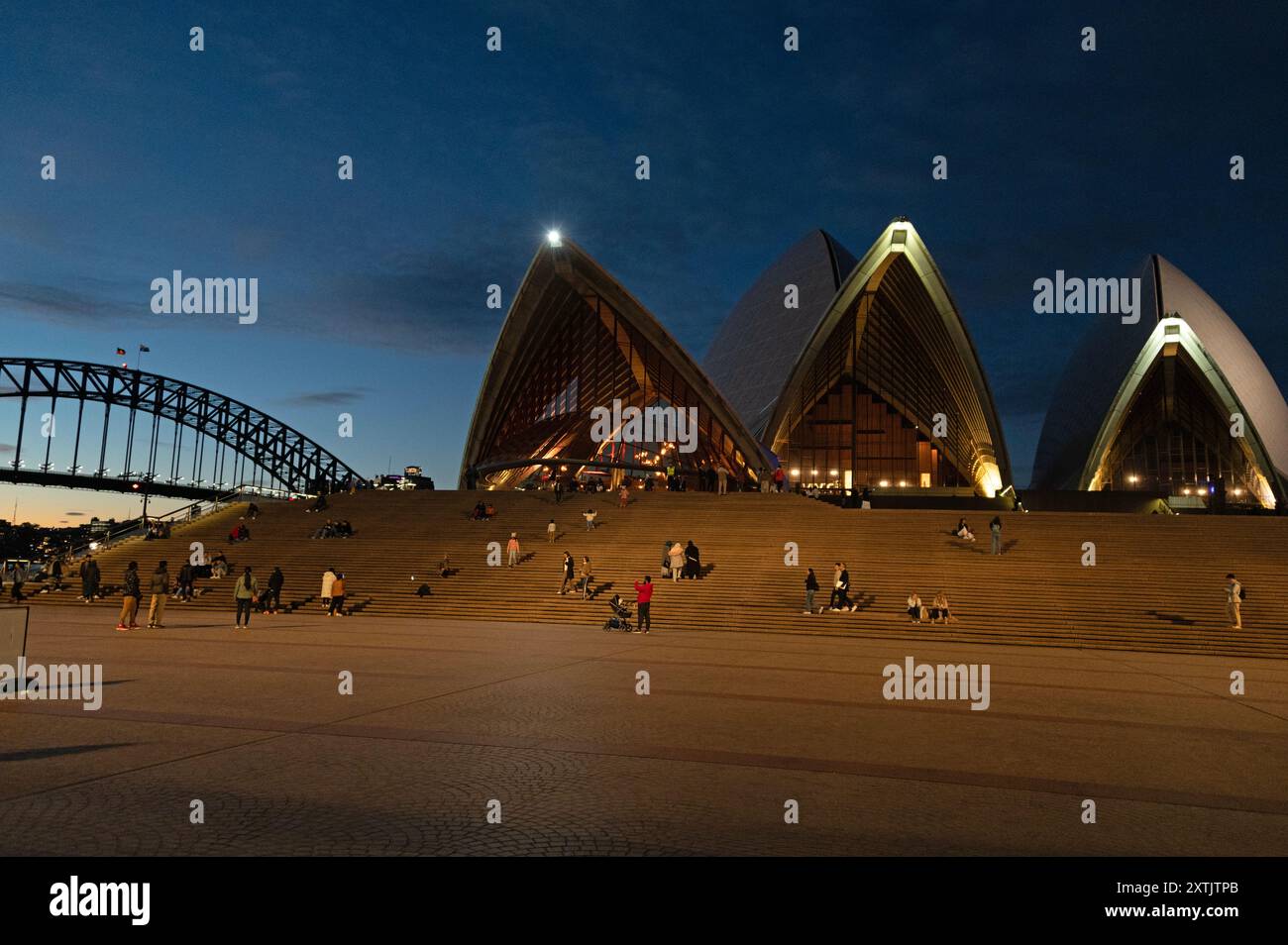 Uno dei punti di riferimento di Sydney è l'Opera House e parte del ponte del porto al crepuscolo autunnale a Sydney, New South Wales (NSW) Australia. Foto Stock