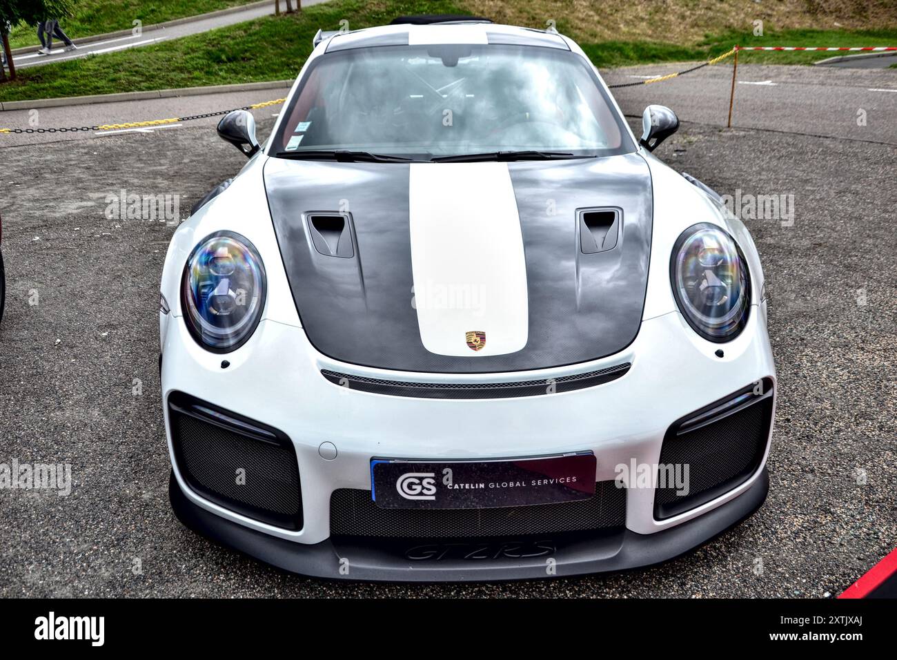 Roche-la-Molière, Francia - 2 luglio 2023 : Focus su una bellissima Porsche in bianco e nero. Foto Stock