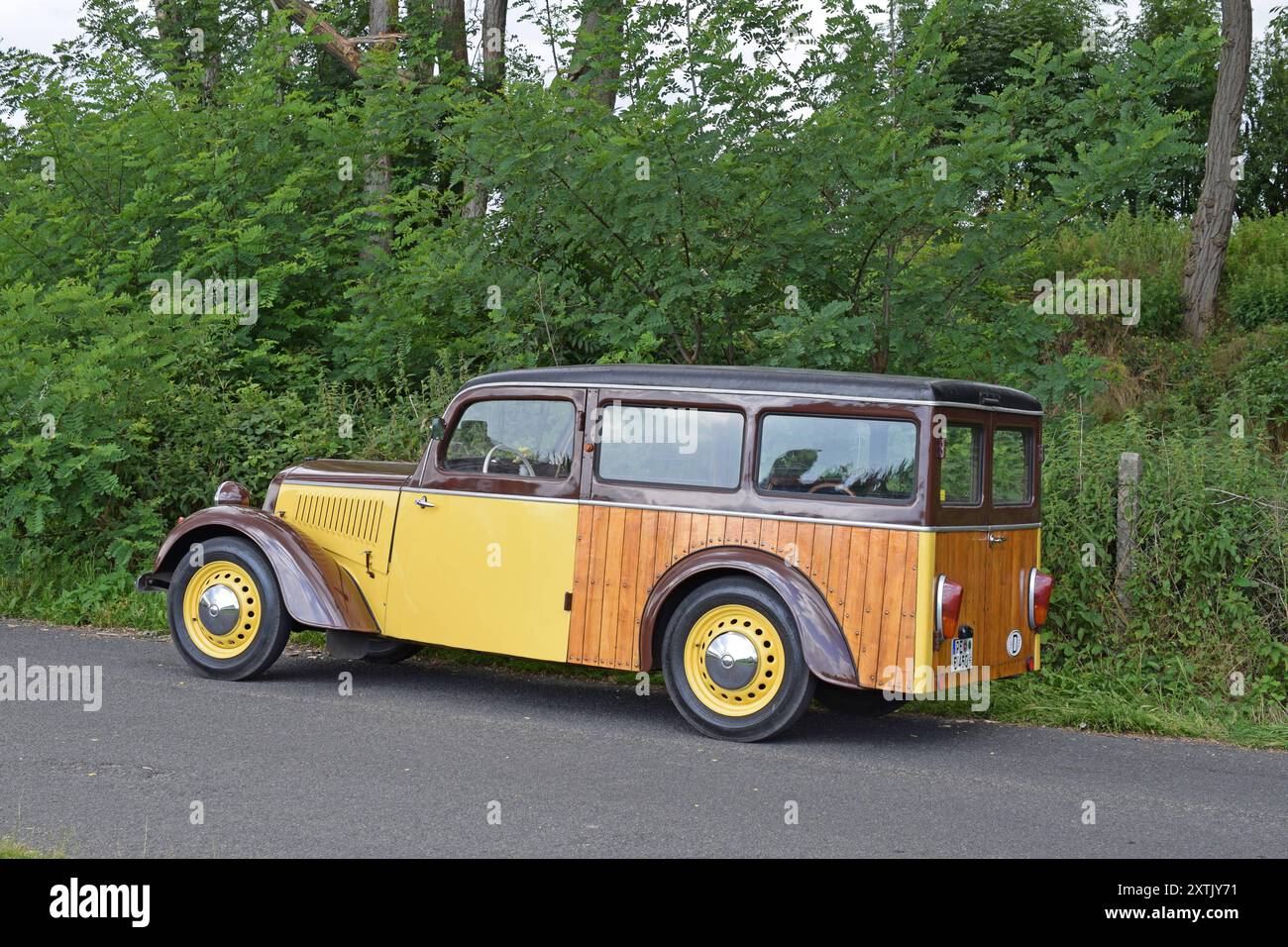 15.07.2017 IFA F8 Kombi Deutschland/ Sachsen Anhalt/ Altmark/ Altmarkkreis Salzwedel/ Ahlum/ Trabant und IFA Treffen/ IFA F8 Kombi/ Baujahr 1955/ 20 PS/ 700cm³/ Zweizylinder Zweitaktmotor/ Höchstgeschwindigkeit 85 km/h/ 3 Gang Schaltgetriebe/ Frontantrieb/ Reifen etwa 60 Jahre alt/ Dach & Holzaufbau Halter originale Mike Holzmüller Fichtenweg 23 31241 Ilsede *** 15 07 2017 IFA F8 Kombi Germania Sassonia Anhalt Altmark Altmarkkreis Salzwedel Ahlum Trabant e IFA Treffen IFA F8 Kombi anno 1955 20 cv 700cm³ motore a due tempi a due cilindri velocità massima 85 km h cambio manuale a 3 marce trazione anteriore Foto Stock