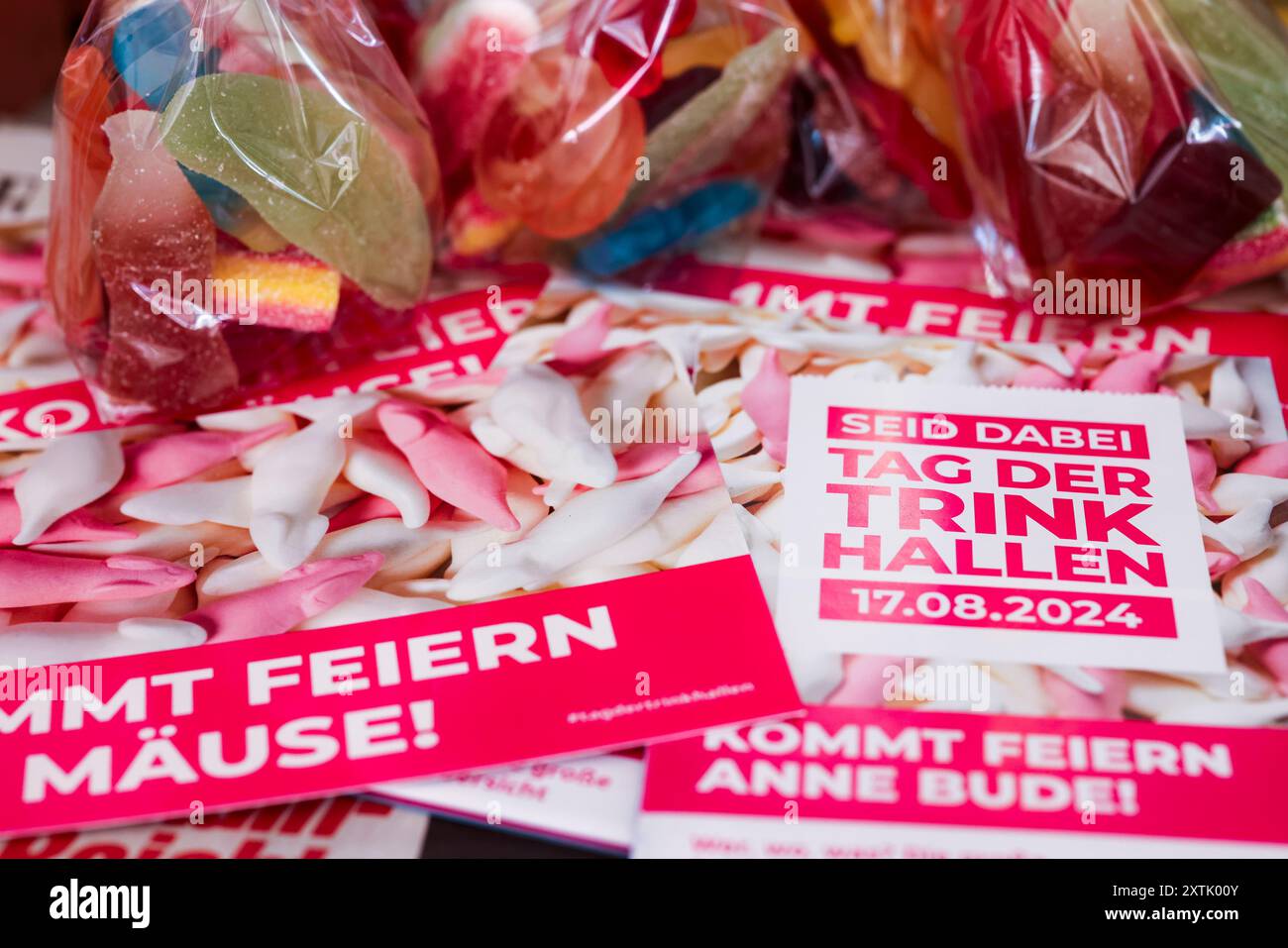 PRODUZIONE - 15 agosto 2024, Renania settentrionale-Vestfalia, Essen: Volantini e opuscoli informativi sul giorno delle sale da bere sono esposti in un chiosco con sacchetti misti di dolci. Questi piccoli chioschi sono chiamati anche "Büdchen". Foto: Christoph Reichwein/dpa Foto Stock