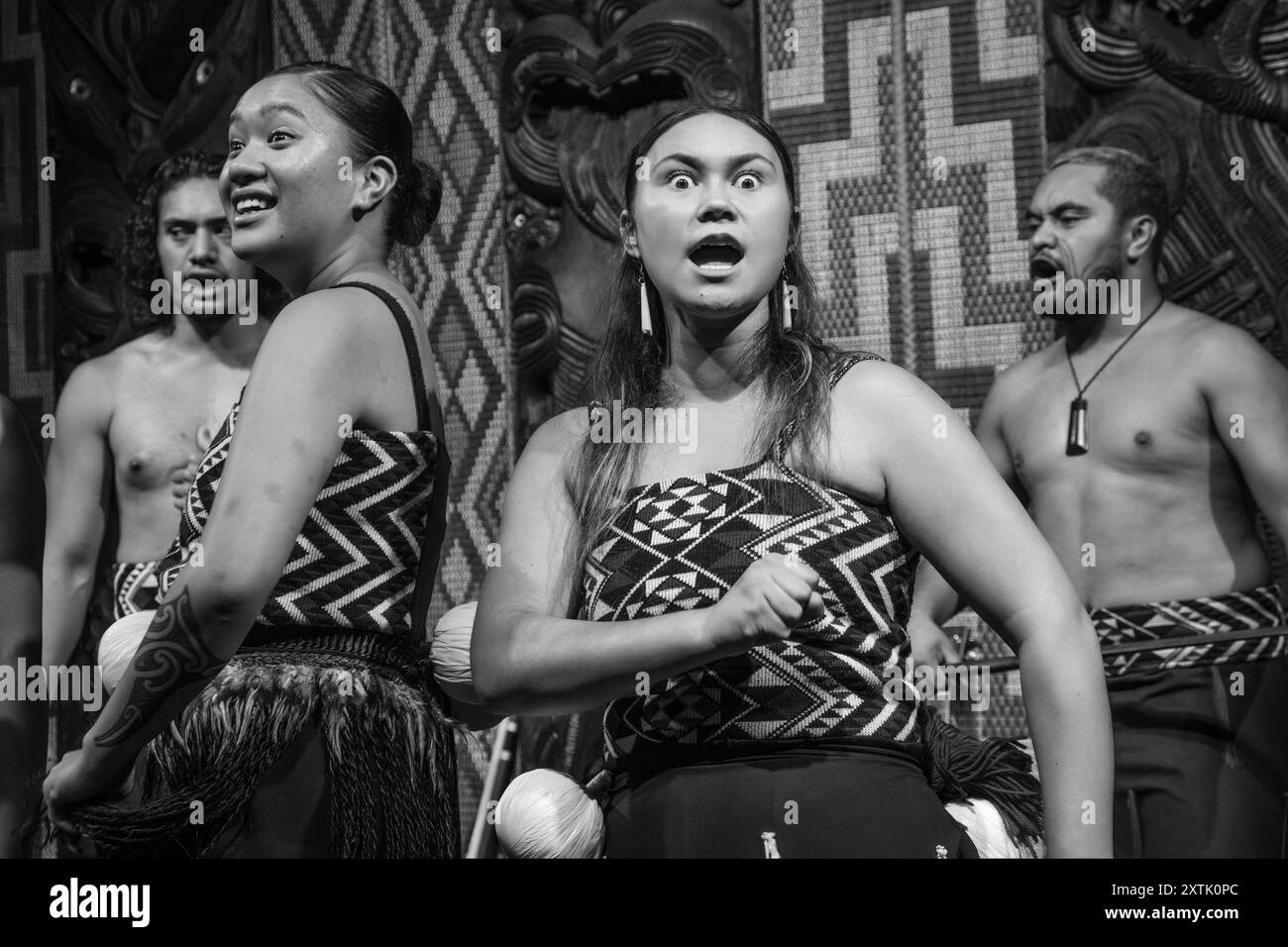 Un tradizionale spettacolo di canto e danza Maori, Waitangi Treaty Grounds, Isola del Nord, nuova Zelanda Foto Stock