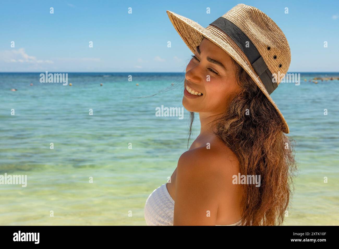 Senti il calore del sole caraibico sulla tua pelle mentre il nostro modello si crogiola nel paradiso più assoluto. La nostra bellezza baciata dal sole sta vivendo il sogno Foto Stock