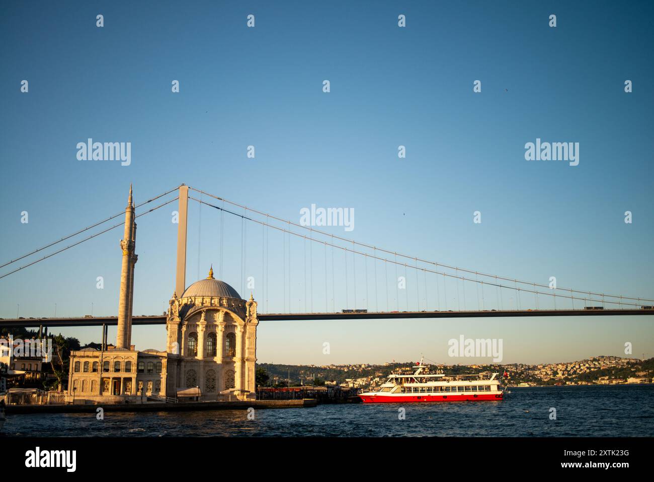 Una vista mozzafiato della moschea di Ortaköy con il ponte Fatih Sultan Mehmet che si estende sul Bosforo, catturando la miscela di storia e modernità Foto Stock