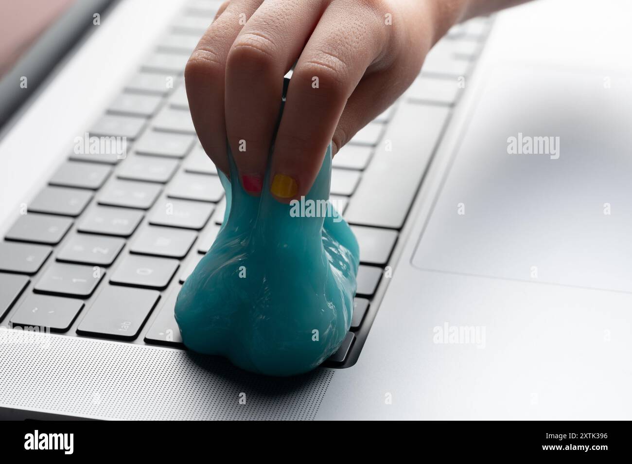 Dustcollector Blue Gel in pulizia mani tastiera laptop Vista ravvicinata Foto Stock