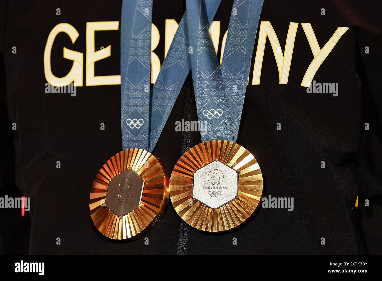 Parigi, Francia. 09 agosto 2024. Olimpiadi di Parigi 2024, un atleta si erge nella Casa tedesca con due medaglie d'oro. Crediti: Jan Woitas/dpa/Alamy Live News Foto Stock