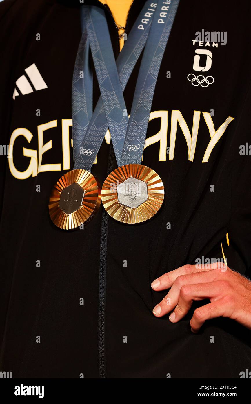 Parigi, Francia. 09 agosto 2024. Olimpiadi di Parigi 2024, un atleta si erge nella Casa tedesca con due medaglie d'oro. Crediti: Jan Woitas/dpa/Alamy Live News Foto Stock