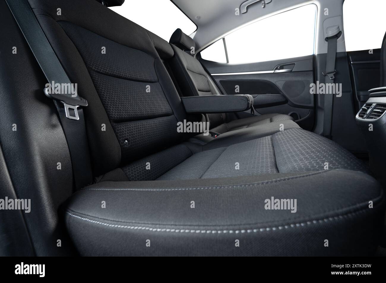 Comodo divano posteriore per auto di colore grigio con bracciolo aperto e finestre isolate con vista laterale Foto Stock