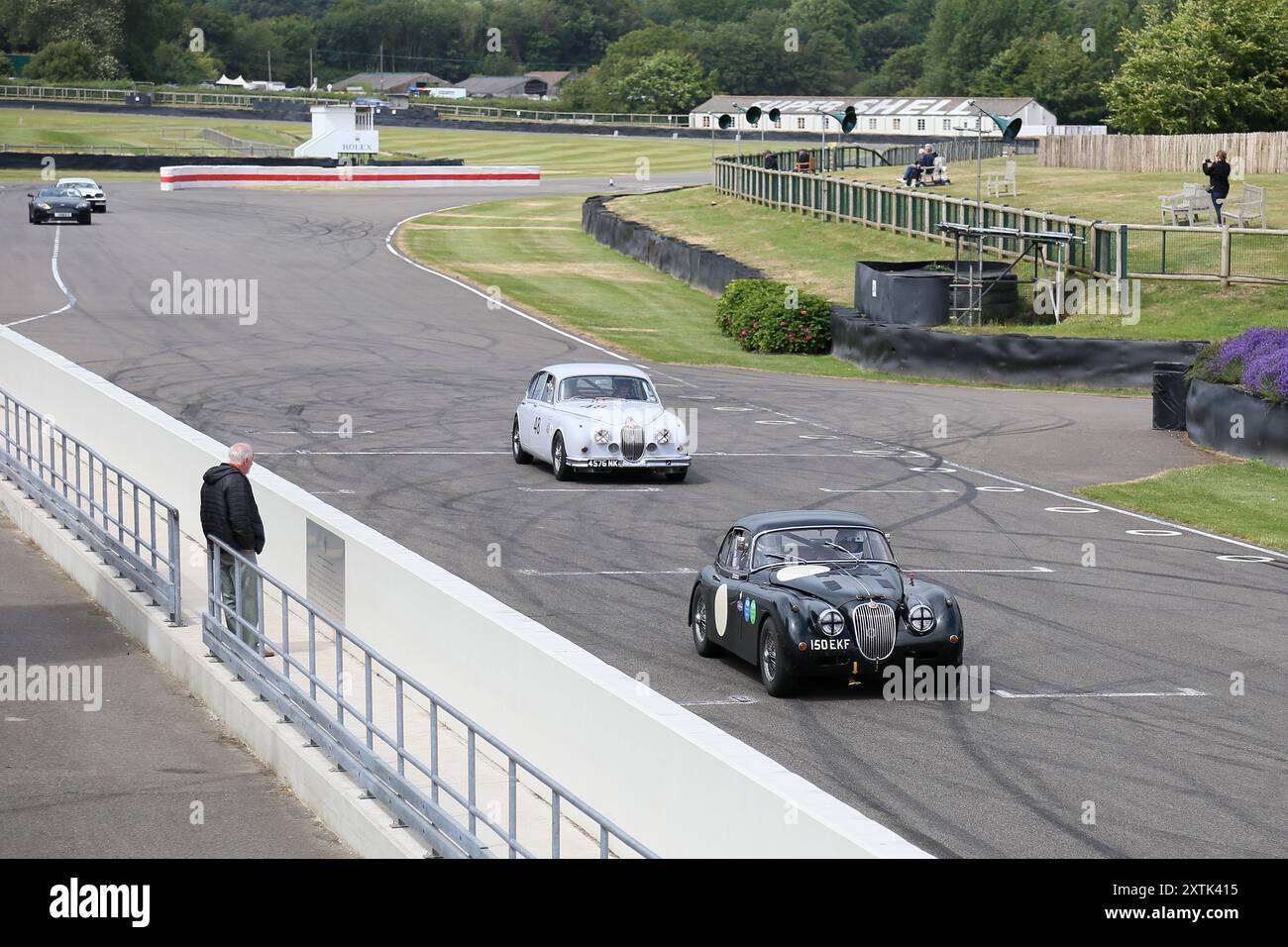 Jaguar XK150 3,4 (1959), con Jaguar Mk2 3,8 (1960) alle spalle, Mike Hawthorn Track Day, Goodwood, Sussex, Inghilterra, Gran Bretagna, Regno Unito, Europa Foto Stock