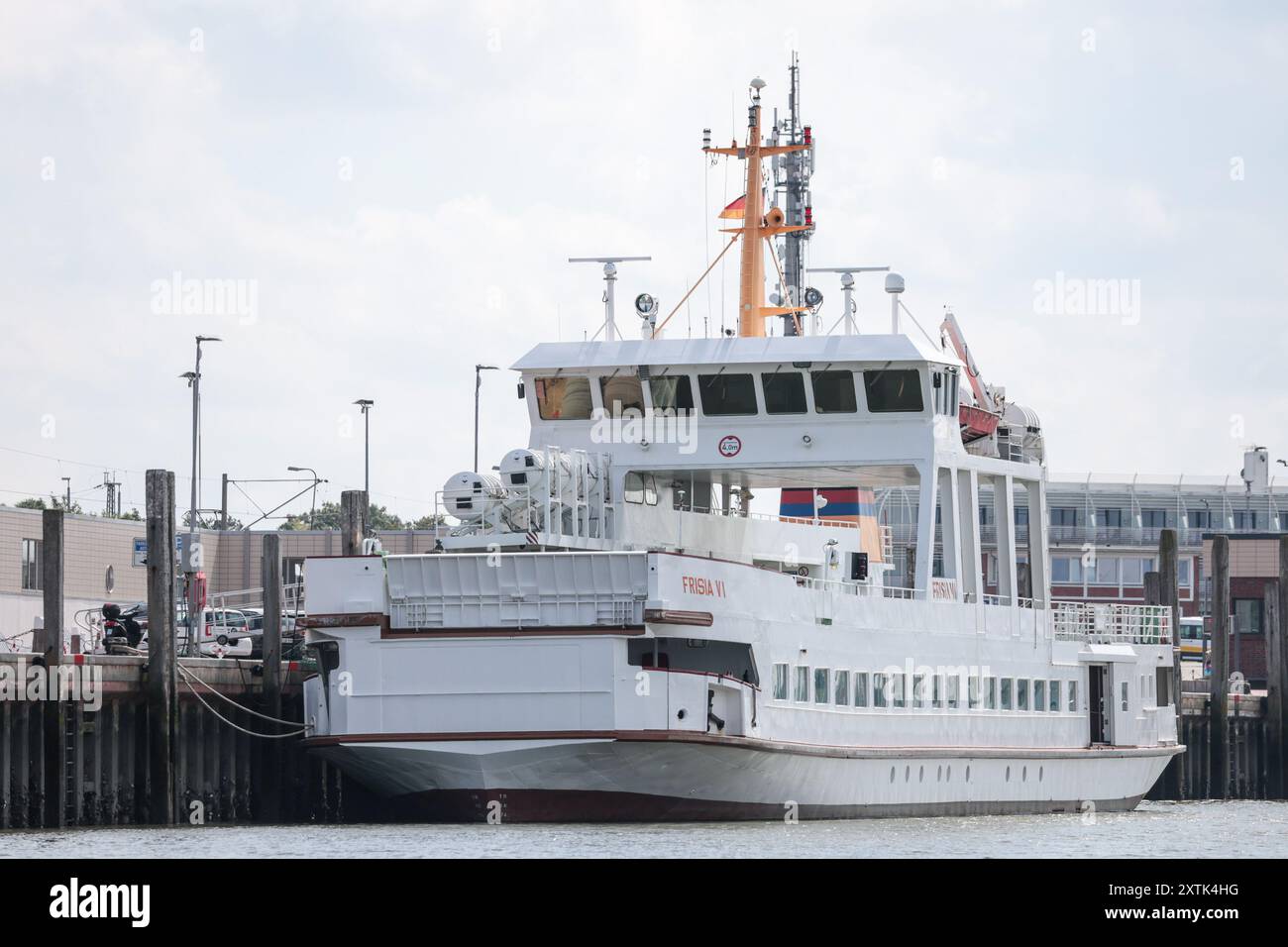 Norddeich, Germania. 15 agosto 2024. Il traghetto Frisia vi aspetta nel porto di Norddeich per il prossimo viaggio a Norderney. Dopo un venerdì piuttosto piovoso, i meteorologi si aspettano un fine settimana di sole nell'estremo nord-ovest della Germania. Crediti: Focke Strangmann/dpa/Alamy Live News Foto Stock