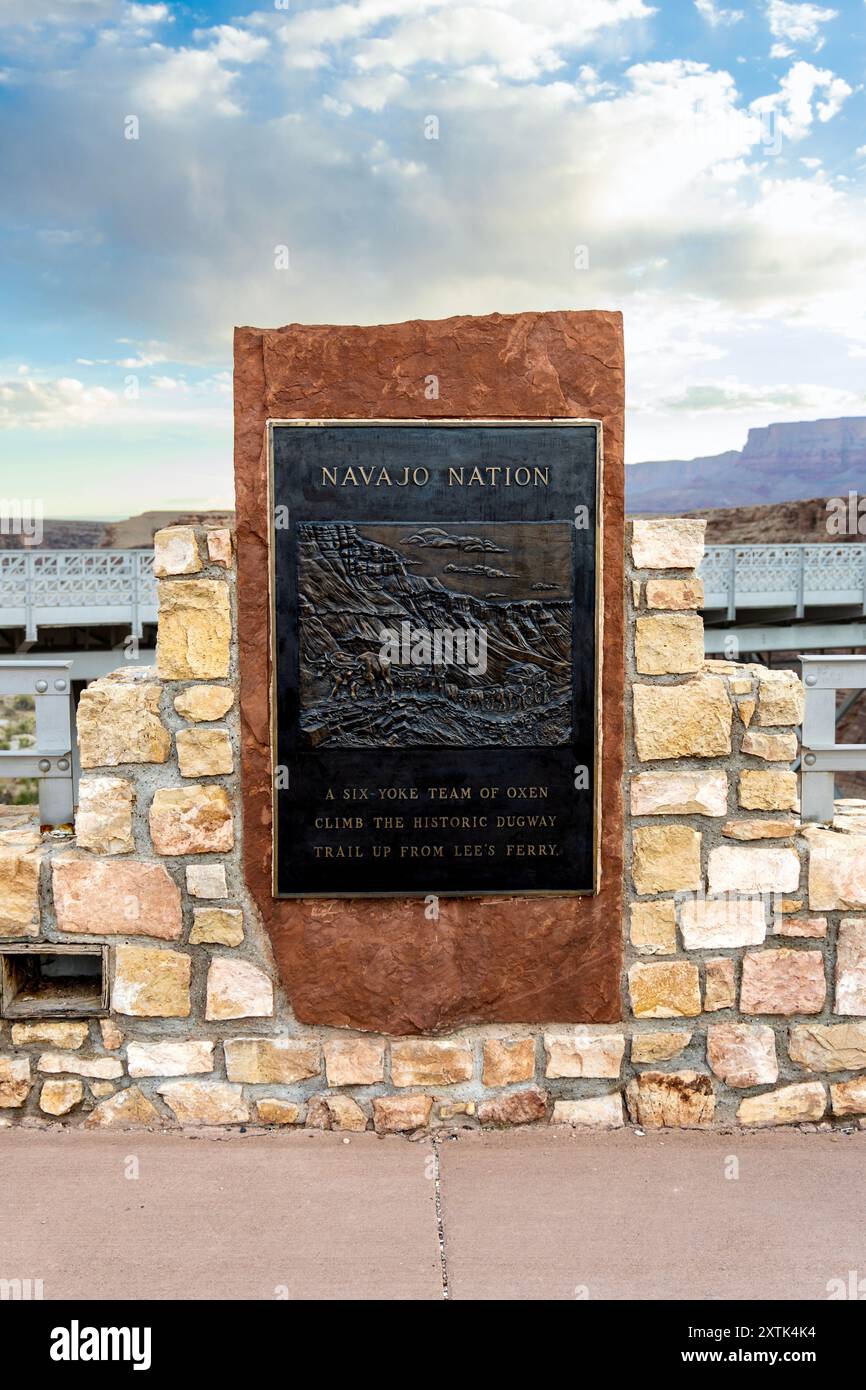 Insegna con sollievo buoi presso lo storico Navajo Bridge, Arizona, USA Foto Stock