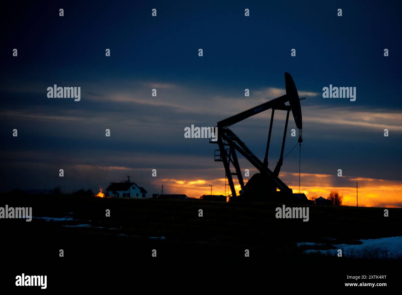 Un pumpjack su un pozzo di olio fuori Williston nel Dakota del Nord. L'area fa parte del settore petrolifero di Bakken, dove la tecnologia del fracking lo ha reso redditizio finché il prezzo del petrolio rimane al di sopra dei 46 dollari al barile. Foto Stock