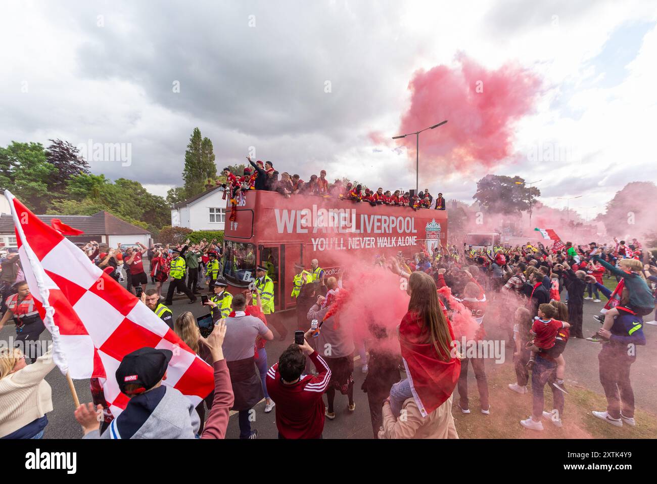 La vittoria del Liverpool Football Club si snoda per le strade della città per celebrare le vittorie della Coppa di Lega e della fa Cup. Sostenitori e fumo rosso Foto Stock