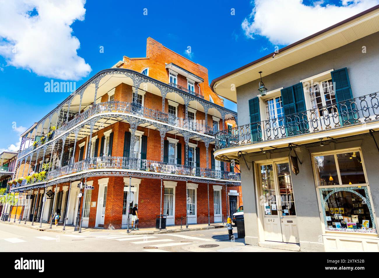 Casa cittadina creola con balconi in ferro nel quartiere francese, New Orleans, Louisiana, Stati Uniti Foto Stock