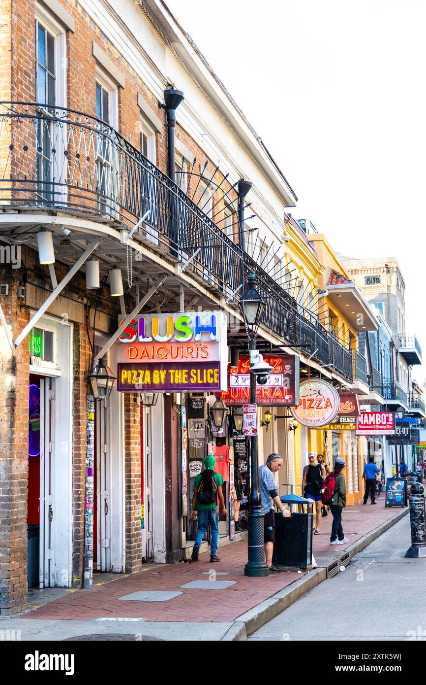 Ristoranti e jazz bar lungo Bourbon Street, quartiere francese, New Orleans, Louisiana, Stati Uniti Foto Stock