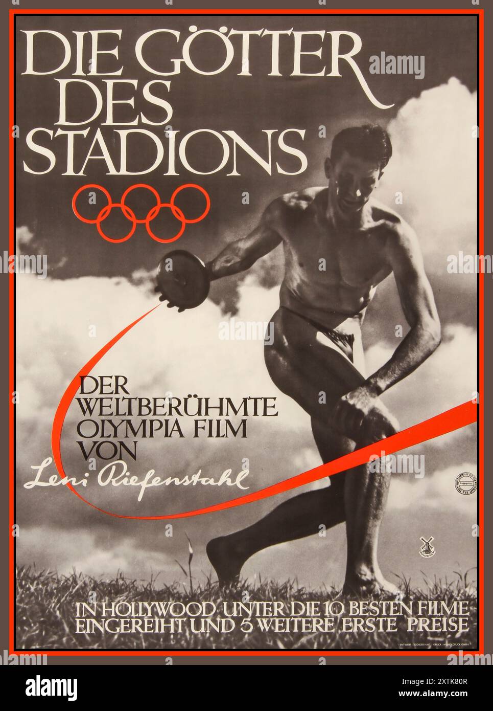 "Die Götter des Stadions" POSTER degli dei dello Stadio 1938 PER IL FILM LENIE RIEFENSTAHL, OLYMPIA SUL poster DELLE OLIMPIADI di Berlino della Germania nazista del 1936 per il film di propaganda sportiva tedesco, "Olympia" (gli dei dello Stadio), sulle Olimpiadi estive del 1936 tenutesi a Berlino, pubblicato nell'aprile 1938. Il poster presenta un'immagine fotografica dell'atleta olimpico tedesco Erwin Huber in una posizione di lancio del disco. Huber ha partecipato alle partite del 1928 e del 1936. L'immagine del poster viene riprodotta da una scena del film. La posizione ricorda il Discobolus, una statua greca antica. Foto Stock