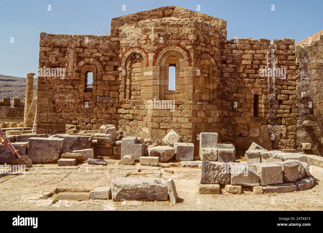 Rovine della chiesa di San Giovanni, Acropoli di Lindo, isola di Rodi, Dodecaneso, Grecia, Europa Foto Stock
