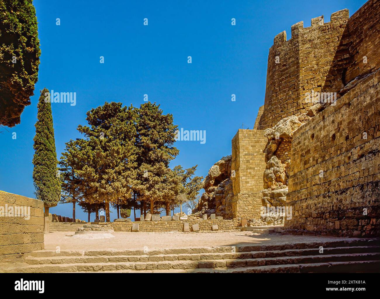 Cipresso e alberi sull'Acropoli di Lindo. Grecia, Europa Foto Stock