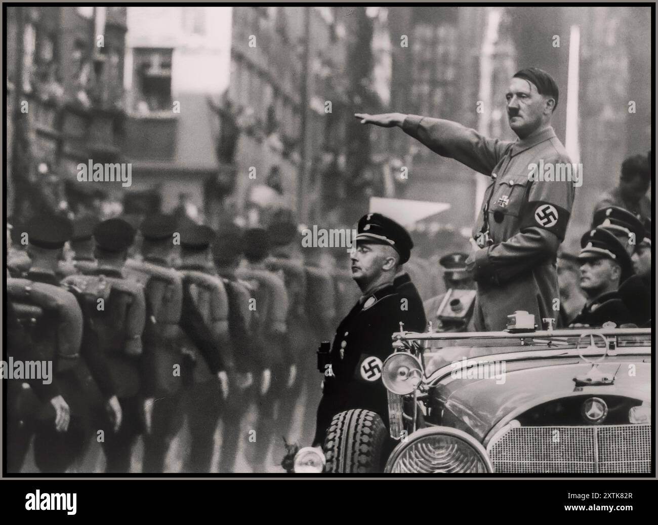 ADOLF HITLER SALUTA NORIMBERGA Adolf Hitler in piedi sulla sua auto Mercedes open top con Heinrich Himmler che rivede le truppe delle SS durante una parata del Reichsparteitag (giorno del partito del Reich) a Norimberga. 1938 settembre 05 - 1938 settembre 12 Norimberga, Germania Norimberga Foto Stock