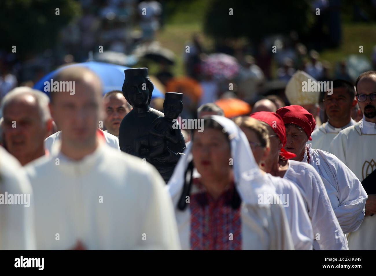 Marija Bistrica, Croazia. 15 agosto 2024. La statua gotica lignea della Madonna Nera è esposta durante una festa dell'assunzione della Beata Vergine Maria nel Santuario di Santa Maria di Marija Bistrica, 30 chilometri a nord di Zagabria, Croazia, il 15 agosto 2024. Marija Bistrica è il più grande santuario mariano della Croazia, attirando circa 800.000 pellegrini ogni anno. Foto: Zeljko Hladika/PIXSELL credito: Pixsell/Alamy Live News Foto Stock