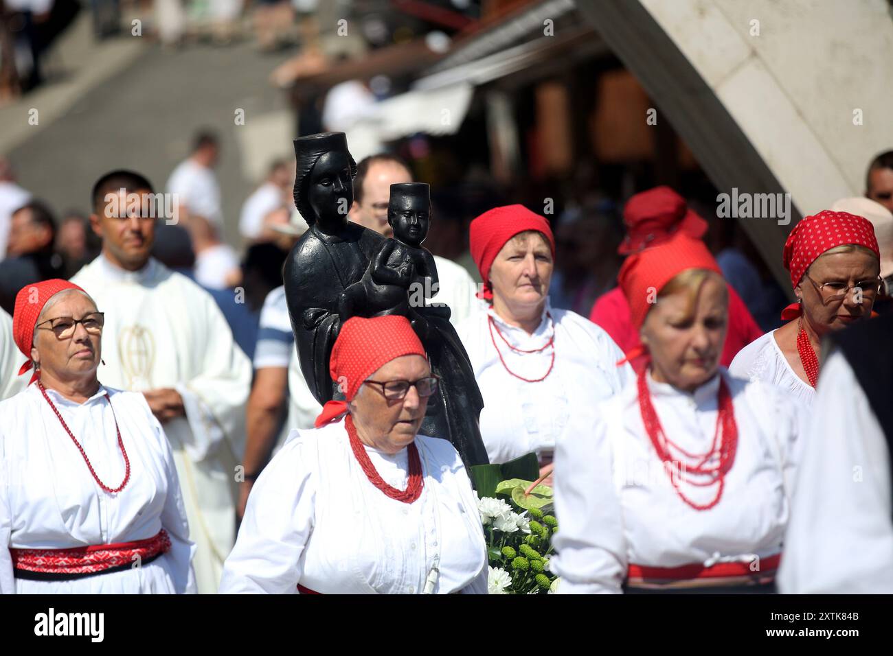 Marija Bistrica, Croazia. 15 agosto 2024. La statua gotica lignea della Madonna Nera è esposta durante una festa dell'assunzione della Beata Vergine Maria nel Santuario di Santa Maria di Marija Bistrica, 30 chilometri a nord di Zagabria, Croazia, il 15 agosto 2024. Marija Bistrica è il più grande santuario mariano della Croazia, attirando circa 800.000 pellegrini ogni anno. Foto: Zeljko Hladika/PIXSELL credito: Pixsell/Alamy Live News Foto Stock