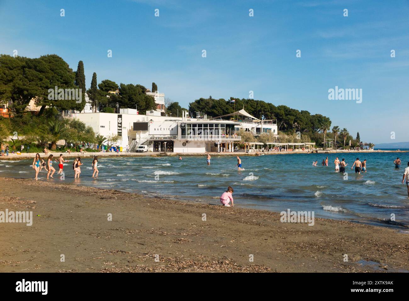 Splendida spiaggia turistica sabbiosa, apprezzata da gente del posto e turisti in una calda giornata di sole con cielo blu e sole. Spiaggia di Bacvice. Dividi. Croazia. (138) Foto Stock