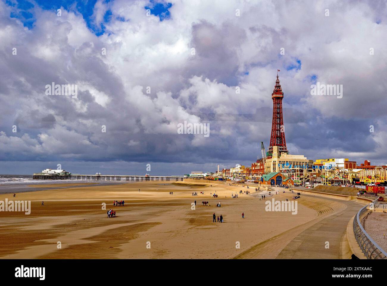 Blackpool Tower e Golden Mile Beach. Foto Stock