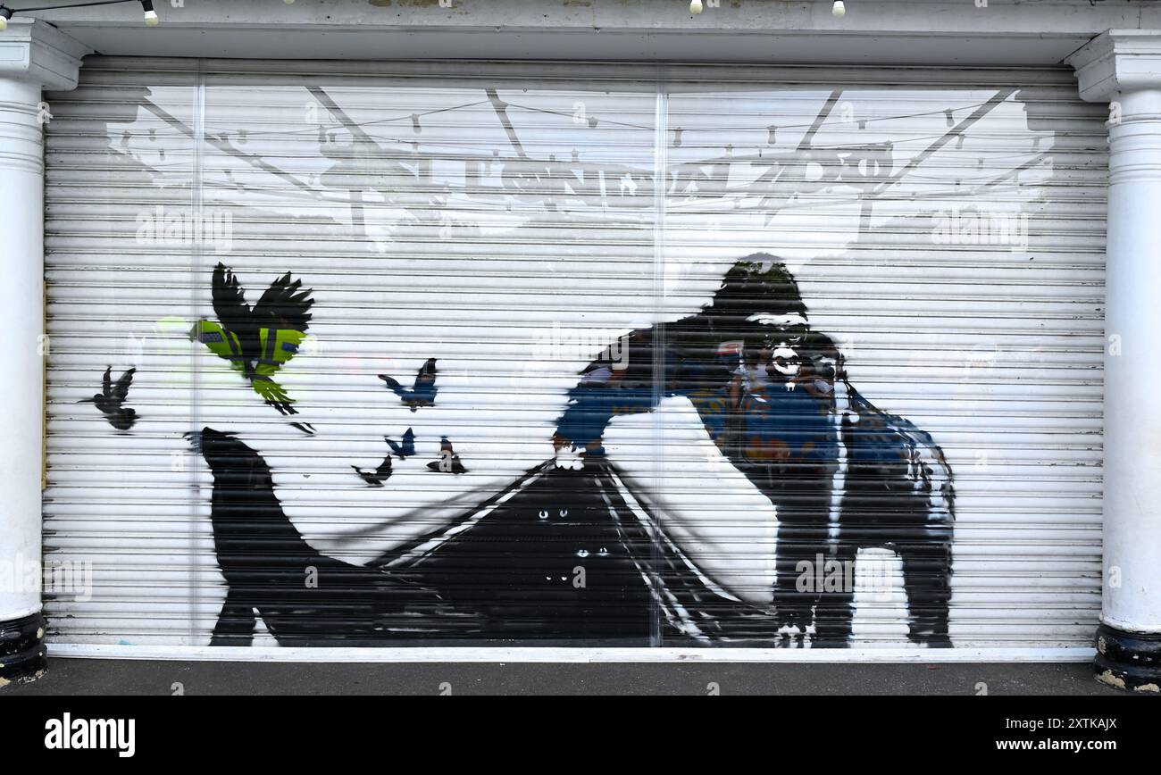 L'ultimo pezzo, della serie di animali di Banksy, è stato presentato all'inizio di martedì 13 agosto al mattino, allo Zoo di Londra , raffigura un gorilla che solleva un cancello mentre vari animali, tra cui un leone marino e un trio di occhi curiosi, sono visti sullo sfondo . Ha attirato un sacco di visitatori e di attenzione da parte dei media . I passanti di sono stati deliziati da una nuova aggiunta a sorpresa . Foto Stock