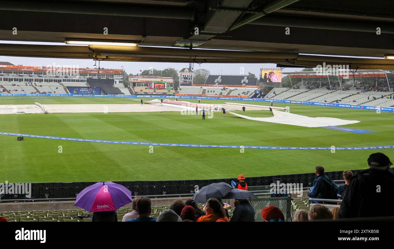 Birmingham, Regno Unito. 15 agosto 2024. Le copertine sono indossate quando la pioggia si ferma con 70 palline del primo inning giocate durante il Hundred Women match tra Birmingham Phoenix Women e Manchester Originals Women all'Edgbaston Cricket Ground, Birmingham, Inghilterra, il 15 agosto 2024. Foto di Stuart Leggett. Solo per uso editoriale, licenza richiesta per uso commerciale. Non utilizzare in scommesse, giochi o pubblicazioni di singoli club/campionato/giocatori. Crediti: UK Sports Pics Ltd/Alamy Live News Foto Stock