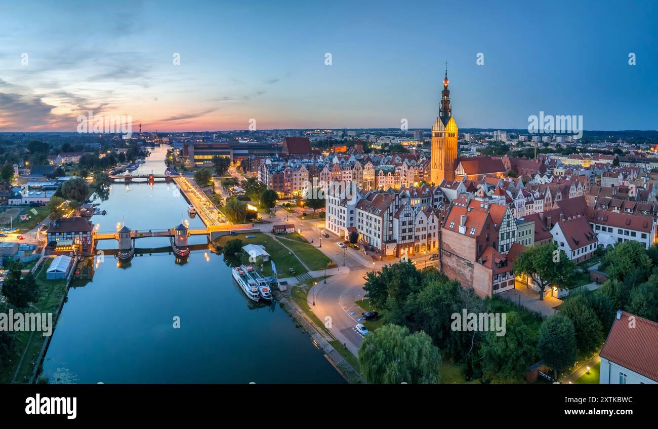 Elblag, Polonia. Vista aerea del centro storico della città. Città vecchia con la cattedrale di San Nicola al tramonto Foto Stock