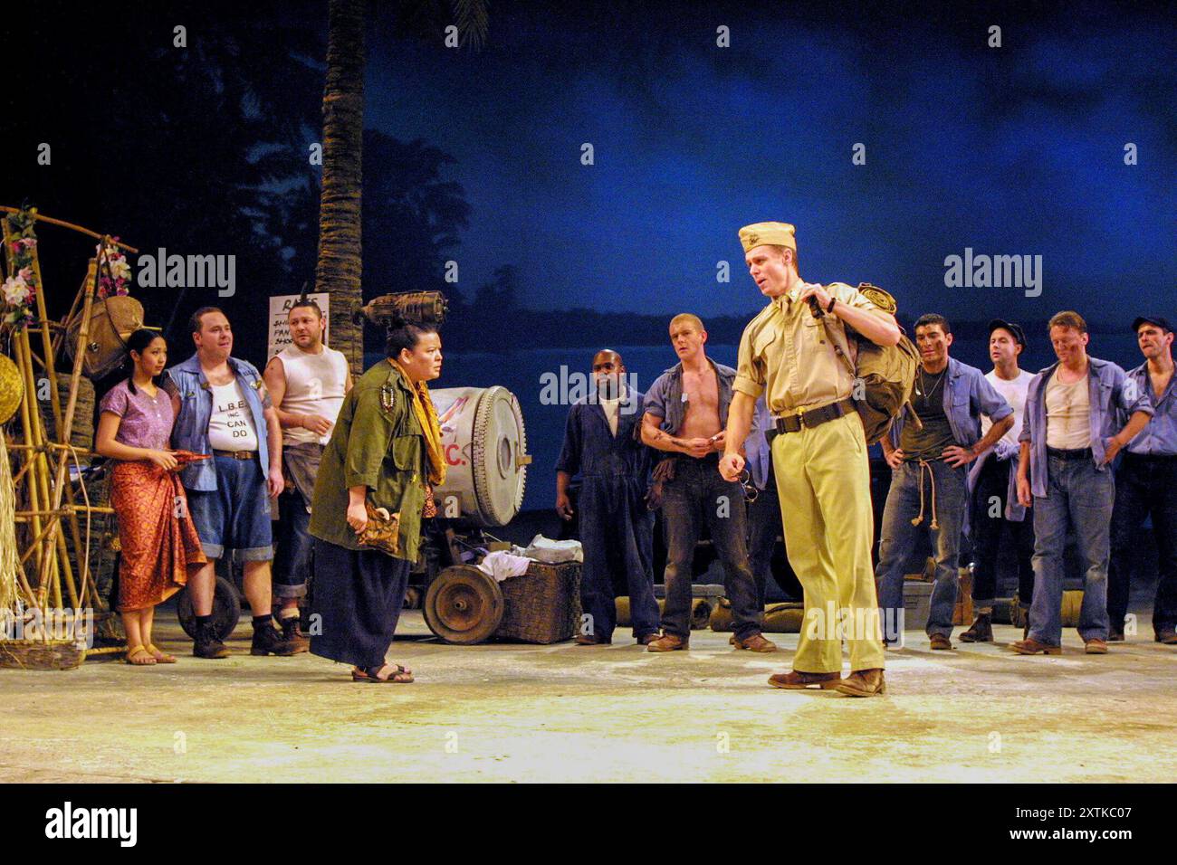 Front center: Sheila Francisco (Bloody Mary), Edward Baker-Conditently (Joseph Cable) nel SUD DEL PACIFICO presso l'Olivier Theatre, National Theatre (NT), Londra SE1 12/12/2001 musica: Richard Rodgers testi: Oscar Hammerstein II libro: Oscar Hammerstein II & Joshua Logan scenografia: John Napier costumi: Elise Napier illuminazione: David Hersey allestimento musicale: Matthew Bourne regista: Trevor Nunn Foto Stock