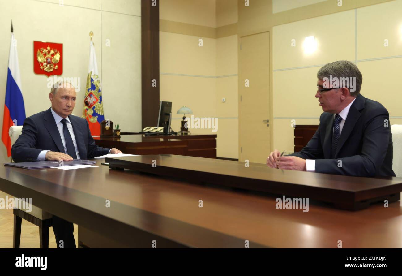 Novo-Ogaryovo, Russia. 15 agosto 2024. Il presidente russo Vladimir Putin tiene un incontro faccia a faccia con il governatore facente funzione della regione di Tula Dmitry Milyayev, proprio, presso la residenza di stato Novo-Ogaryovo, il 15 agosto 2024, nell'Oblast di Mosca, in Russia. Crediti: Gavriil Grigorov/piscina del Cremlino/Alamy Live News Foto Stock