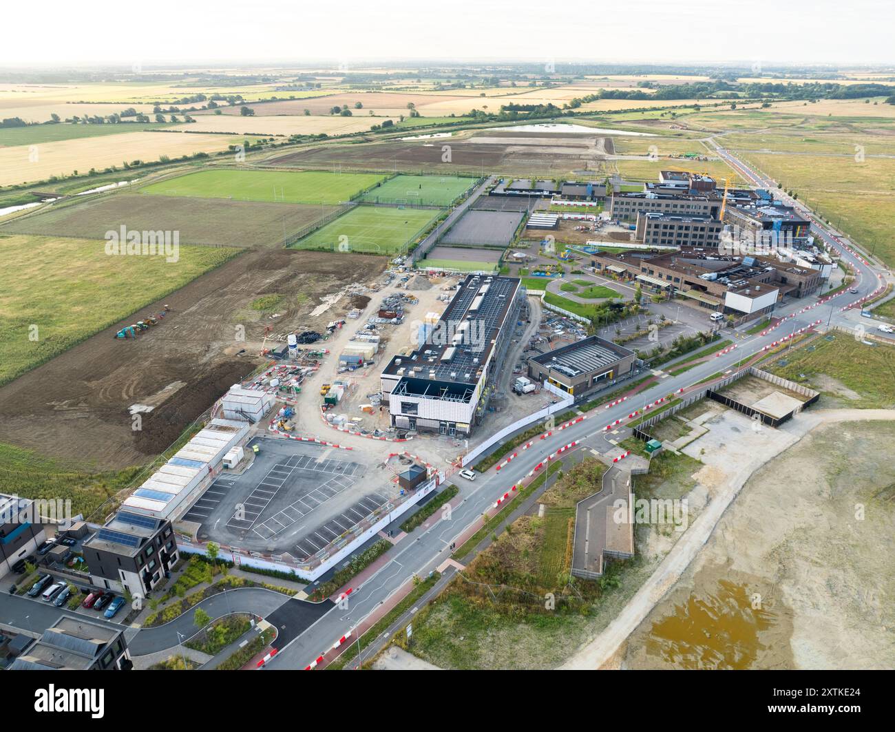 La Northstowe Primary School in costruzione, situata accanto all'attuale campus della Northstowe Secondary School, mette in mostra il polo educativo in espansione. Foto Stock